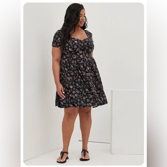 Torrid SHIRRED FIT & FLARE DRESS STRETCH CHALLIS TATTOO BLACK SIZE 4 NWOT - Picture 9 of 12